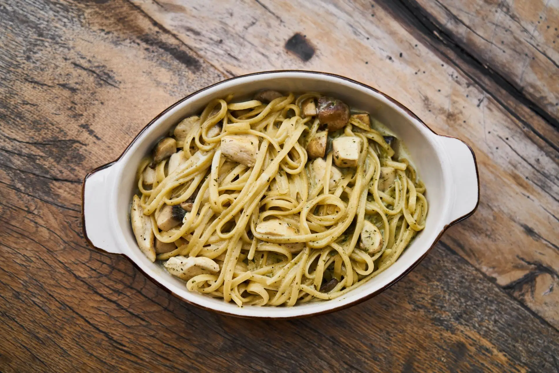Pasta fatta in casa servita su tavolo di legno