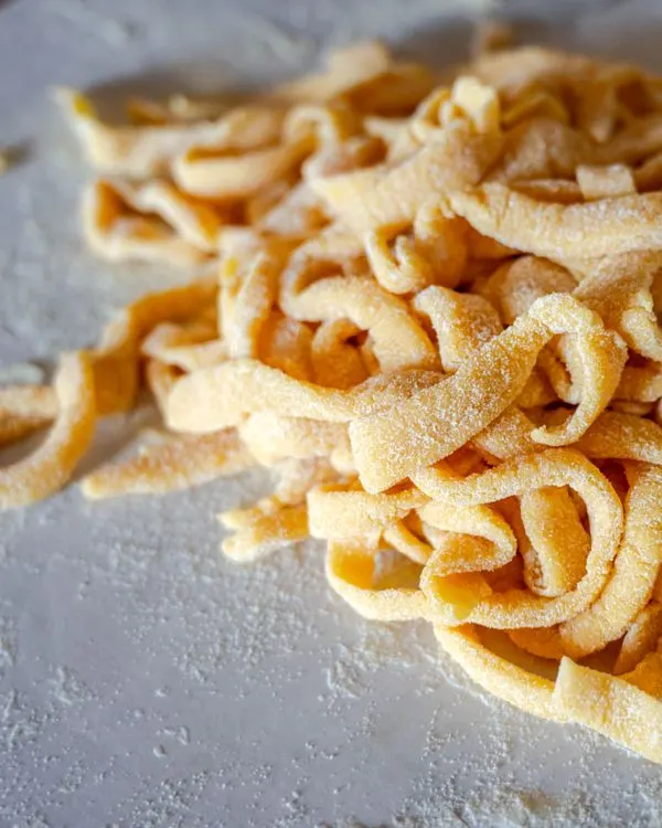 Pasta fresca tagliata a mano sul tagliere